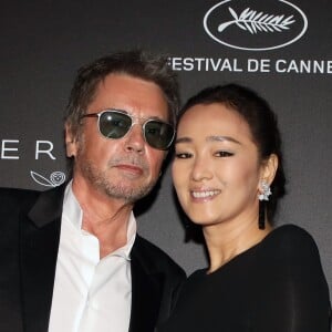 Jean-Michel Jarre et sa compagne Gong Li - Photocall de la soirée Kering "Women In Motion Awards", Place de la Castre, lors du 72ème Festival International du Film de Cannes. Le 19 mai 2019 © Denis Guignebourg / Bestimage