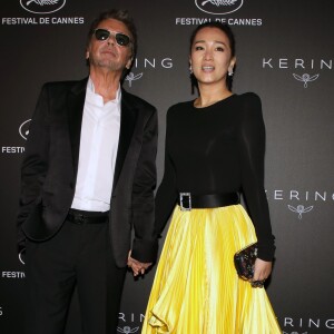 Jean-Michel Jarre et sa compagne Gong Li - Photocall de la soirée Kering "Women In Motion Awards", Place de la Castre, lors du 72ème Festival International du Film de Cannes. Le 19 mai 2019 © Denis Guignebourg / Bestimage