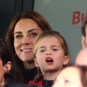 Le prince William, duc de Cambridge, Catherine (Kate) Middleton, duchesse de Cambridge et leurs enfants, le prince George et la princesse Charlotte, assistent à un match de Premier League opposant Norwich City à Aston Villa au stade Carrow Road, à Norwich, Royaume Uni, le 5 octobre 2019. Aston Villa a gagné 5-1.