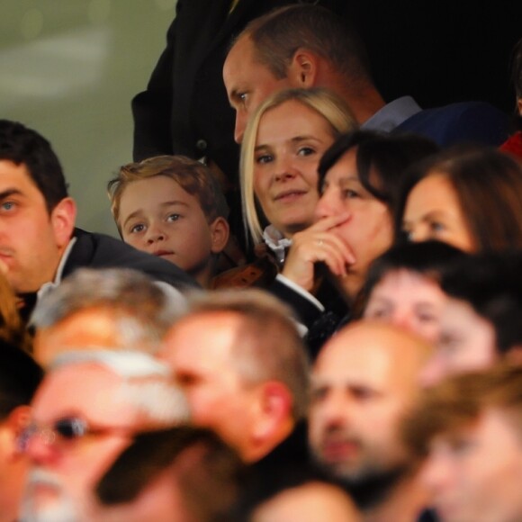 Le prince William, duc de Cambridge, Catherine (Kate) Middleton, duchesse de Cambridge et leurs enfants, le prince George et la princesse Charlotte, assistent à un match de Premier League opposant Norwich City à Aston Villa au stade Carrow Road, à Norwich, Royaume Uni, le 5 octobre 2019. Aston Villa a gagné 5-1.