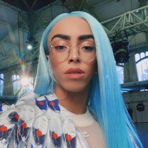 Bilal Hassani, en perruque bleue sur Instagram.