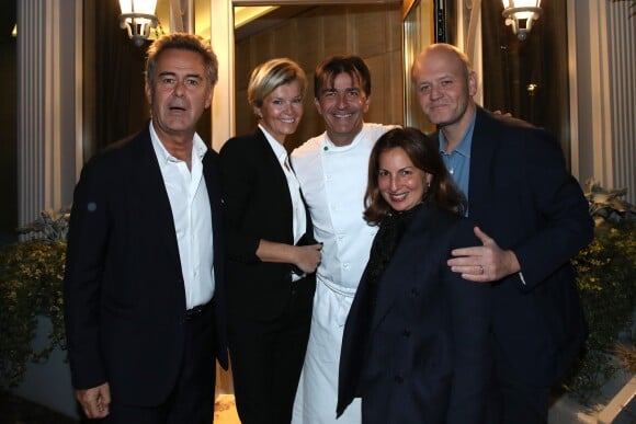 Yannick Alléno avec Estelle Colin et Anne-Valérie Hash lors de l'inauguration du nouveau restaurant de Yannick Alléno, le PavYllon, à Paris le 7 octobre 2019.