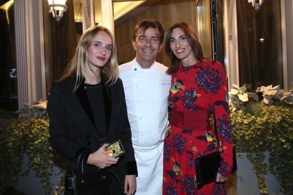 Yannick Alléno avec sa femme Laurence et sa fille lors de l'inauguration de son nouveau restaurant, le PavYllon, à Paris le 7 octobre 2019.