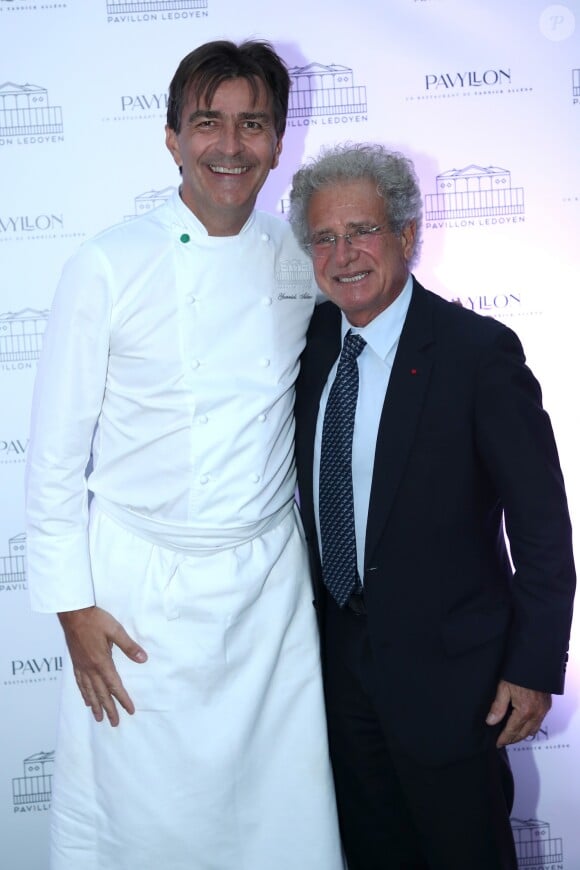 Yannick Alléno avec Laurent Dassault lors de l'inauguration de son nouveau restaurant, le PavYllon, à Paris le 7 octobre 2019.