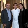 Yannick Alléno avec Luc Chatel et sa femme Mahnaz Hatami lors de l'inauguration de son nouveau restaurant, le PavYllon, à Paris le 7 octobre 2019.