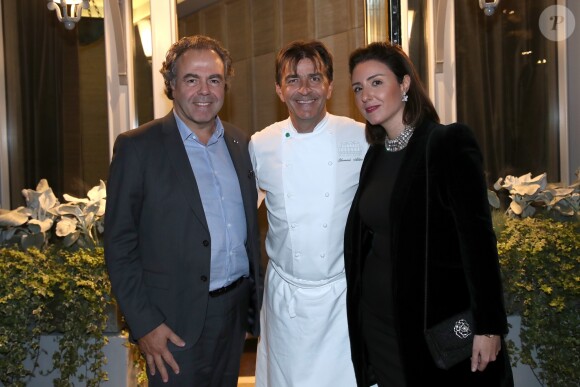 Yannick Alléno avec Luc Chatel et sa femme Mahnaz Hatami lors de l'inauguration de son nouveau restaurant, le PavYllon, à Paris le 7 octobre 2019.