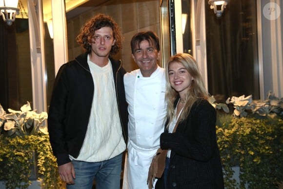 Yannick Alléno avec César Chouraqui et Victoria Montfort lors de l'inauguration de son nouveau restaurant, le PavYllon, à Paris le 7 octobre 2019.