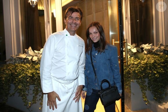 Yannick Alléno avec Lola Le Lann lors de l'inauguration de son nouveau restaurant, le PavYllon, à Paris le 7 octobre 2019.