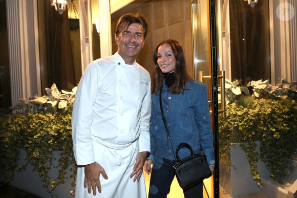 Yannick Alléno avec Lola Le Lann lors de l'inauguration de son nouveau restaurant, le PavYllon, à Paris le 7 octobre 2019.
