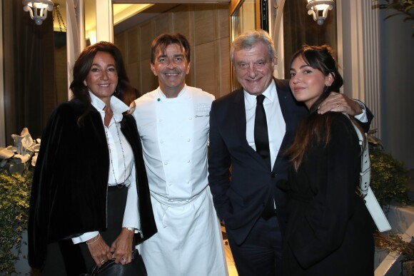 Katia Toledano, Yannick Alléno, Sidney Tolédano et Julia Toledano lors de l'inauguration du nouveau restaurant de Yannick Alléno, le PavYllon, à Paris le 7 octobre 2019.