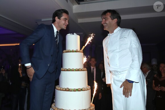 Yannick Alléno avec son fils Thomas lors de l'inauguration de son nouveau restaurant, le PavYllon, à Paris le 7 octobre 2019.