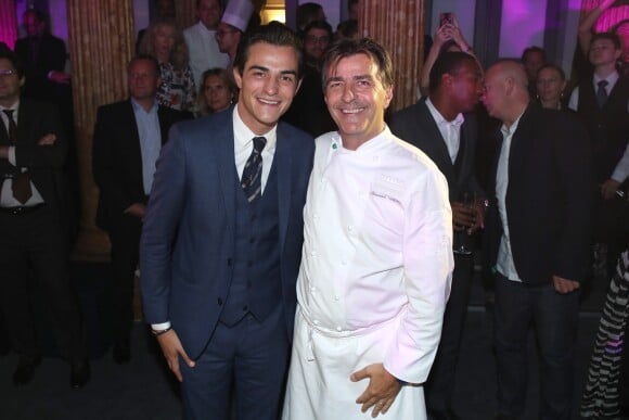 Yannick Alléno avec son fils Thomas lors de l'inauguration de son nouveau restaurant, le PavYllon, à Paris le 7 octobre 2019.