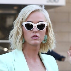 Katy Perry à la sortie du tribunal où elle doit répondre d'accusations de plagiat, portée par Markus Gray (aka Flame) pour sa chanson "Dark Horse" à Los Angeles, le 18 juillet 2019.