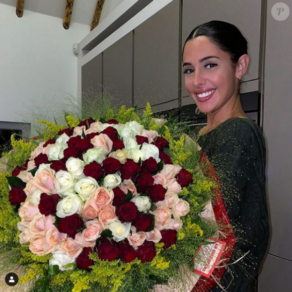 Coralie Porrovecchio prend la pause avec le bouquet offert par son chéri Boubacar Kamara, sur Instagram le 9 octobre 2019.