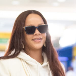 Rihanna arrive à l'aéroport de JFK à New York. Rihanna revient d'Italie où elle a passé des vacances romantiques avec son compagnon H. Jameel. Le 7 juin 2019.