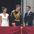 James Middleton sur le balcon du palais de Buckingham Palace avec le prince Harry, Pippa MIddleton, le prince Philip et la reine Elizabeth après le mariage du prince William avec Kate Middleton à Londres, en 2011.