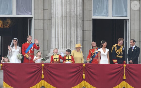 James Middleton sur le balcon du palais de Buckingham Palace avec le prince Harry, Pippa MIddleton, le prince Philip et la reine Elizabeth après le mariage du prince William avec Kate Middleton à Londres, en 2011.