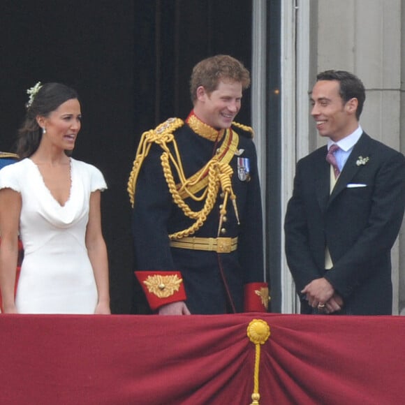 James Middleton sur le balcon du palais de Buckingham Palace avec le prince Harry, Pippa MIddleton, le prince Philip et la reine Elizabeth après le mariage du prince William avec Kate Middleton à Londres, en 2011.