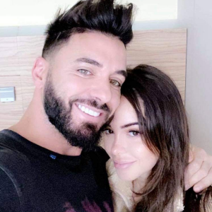 Nabilla et Thomas s'occupent de leur bébé Milann à la maternité le 13 octobre 2019.