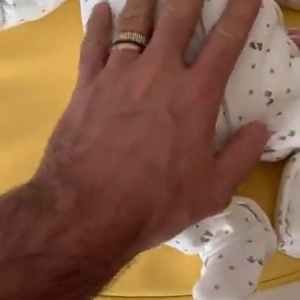 Nabilla et Thomas s'occupent de leur bébé Milann à la maternité le 13 octobre 2019.