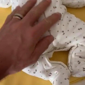 Nabilla et Thomas s'occupent de leur bébé Milann à la maternité le 13 octobre 2019.