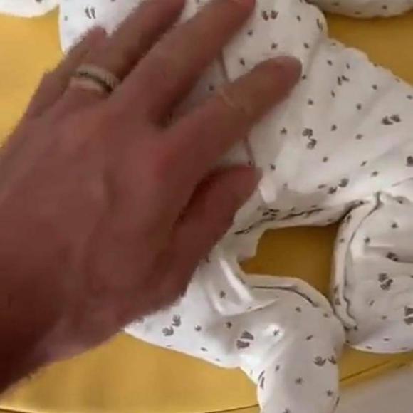 Nabilla et Thomas s'occupent de leur bébé Milann à la maternité le 13 octobre 2019.