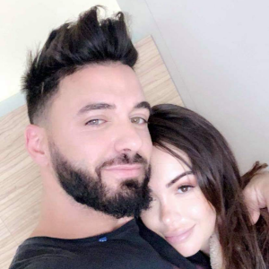 Nabilla et Thomas s'occupent de leur bébé Milann à la maternité le 13 octobre 2019.