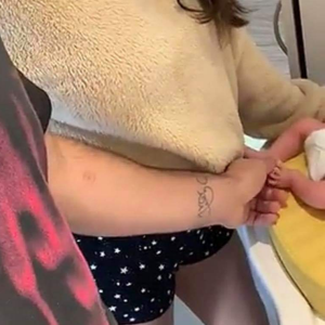 Nabilla et Thomas s'occupent de leur bébé Milann à la maternité le 13 octobre 2019.