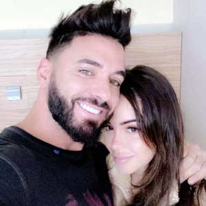 Nabilla et Thomas s'occupent de leur bébé Milann à la maternité le 13 octobre 2019.