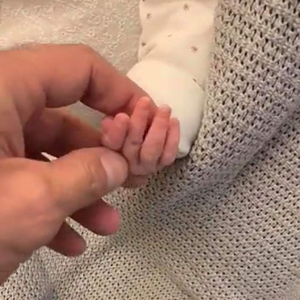 Nabilla et Thomas s'occupent de leur bébé Milann à la maternité le 13 octobre 2019.