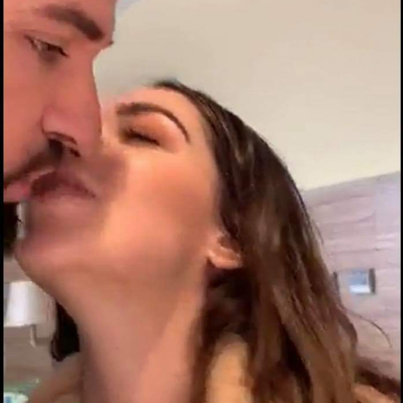 Nabilla et Thomas s'occupent de leur bébé Milann à la maternité le 13 octobre 2019.