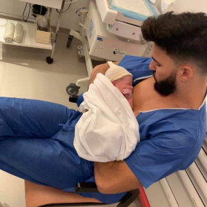 Nabilla et Thomas s'occupent de leur bébé Milann à la maternité le 13 octobre 2019.