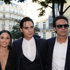 Anthony Delon avec son frère Alain-Fabien Delon et sa compagne Capucine Anav (habillée par Stevens Ishay Couture) aux arrivées de la 10ème édition du "Global Gift Gala" à l'hôtel Four Seasons George V à Paris, le 3 juin 2019. © Denis Guignebourg/Bestimage