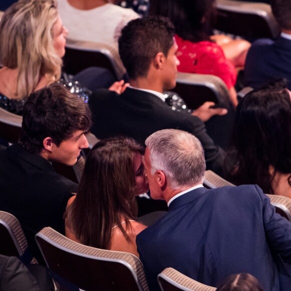 Didier Deschamps (sélectionneur de l'équipe de France) - sacré meilleur entraîneur de l'année 2018 embrasse sa femme Claude a l'annonce de sa victoire lors de la cérémonie des Trophées Fifa 2018 au Royal Festival Hall à Londres, Royaume Uni, le 25 septembre 2018. © Cyril Moreau/Bestimage