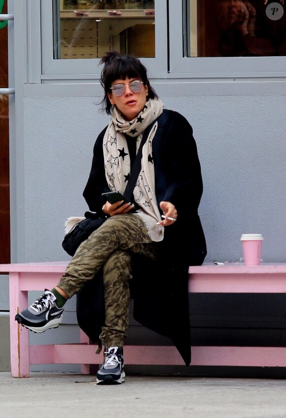 Lily Allen a été aperçue alors qu'elle fumait une cigarette et utilisait son téléphone portable dans le quartier de Manhattan à New York, le 14 octobre 2019.