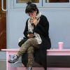 Lily Allen a été aperçue alors qu'elle fumait une cigarette et utilisait son téléphone portable dans le quartier de Manhattan à New York, le 14 octobre 2019.