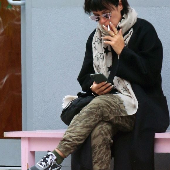 Lily Allen a été aperçue alors qu'elle fumait une cigarette et utilisait son téléphone portable dans le quartier de Manhattan à New York, le 14 octobre 2019.