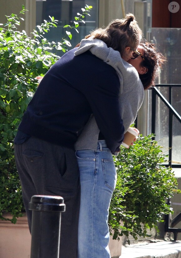 Lily Allen et David Harbour officialisent leur relation amoureuse en échangeant un baiser dans les rues de New York, le 13 octobre 2019.