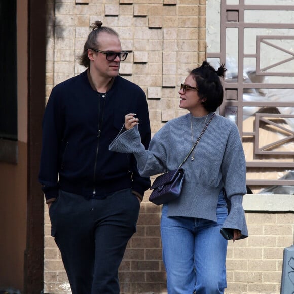 Lily Allen et David Harbour officialisent leur relation amoureuse en échangeant un baiser dans les rues de New York, le 13 octobre 2019.