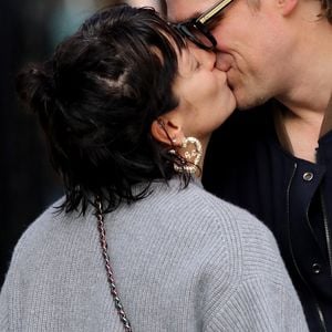 Lily Allen et David Harbour officialisent leur relation amoureuse en échangeant un baiser dans les rues de New York, le 13 octobre 2019.