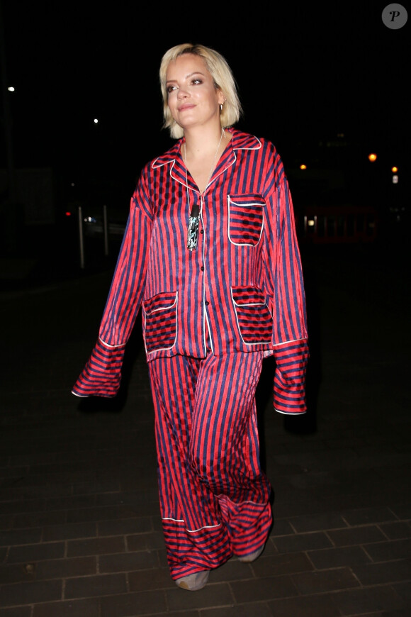 Lily Allen arrive en pyjama à la soirée "Vype x House of Holland" au restaurant Menagerie à Manchester, Royaume Uni, le 21 février 2019.