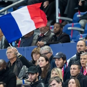 Nagui et sa femme Mélanie Page, Vianney et sa compagne Catherine Robert - Tribunes lors du match de qualification pour l'Euro2020 "France - Turquie (1-1)" au Stade de France. Saint-Denis, le 14 octobre 2019. © Cyril Moreau/Bestimage