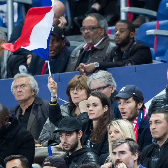 Vianney et sa compagne Catherine Robert - Tribunes lors du match de qualification pour l'Euro2020 "France - Turquie (1-1)" au Stade de France. Saint-Denis, le 14 octobre 2019. © Cyril Moreau/Bestimage