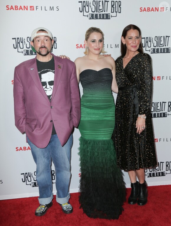 Harley Quinn Smith (au milieu) et ses parents Kevin Smith et Jennifer Schwalbach Smith lors de la première du film 'Jay & Silent Bob Reboot' au théâtre TCL Chinese à Los Angeles, le 14 octobre 2019.