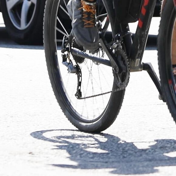 Exclusif - Ryan Phillippe et son fils Deacon Reese Philippe font du vélo à Los Angeles Le 21 septembre 2019 Merci de flouter le visage des enfants avant publication  Brentwood, CA - EXCLUSIVE - Ryan Phillippe and his son Deacon Reese Phillippe go for a bike ride together. The two seem to be having tons of fun while racing around on their bikes in Brentwood. Deacon appeared to be struggling to keep his father's pace.21/09/2019 - Los Angeles