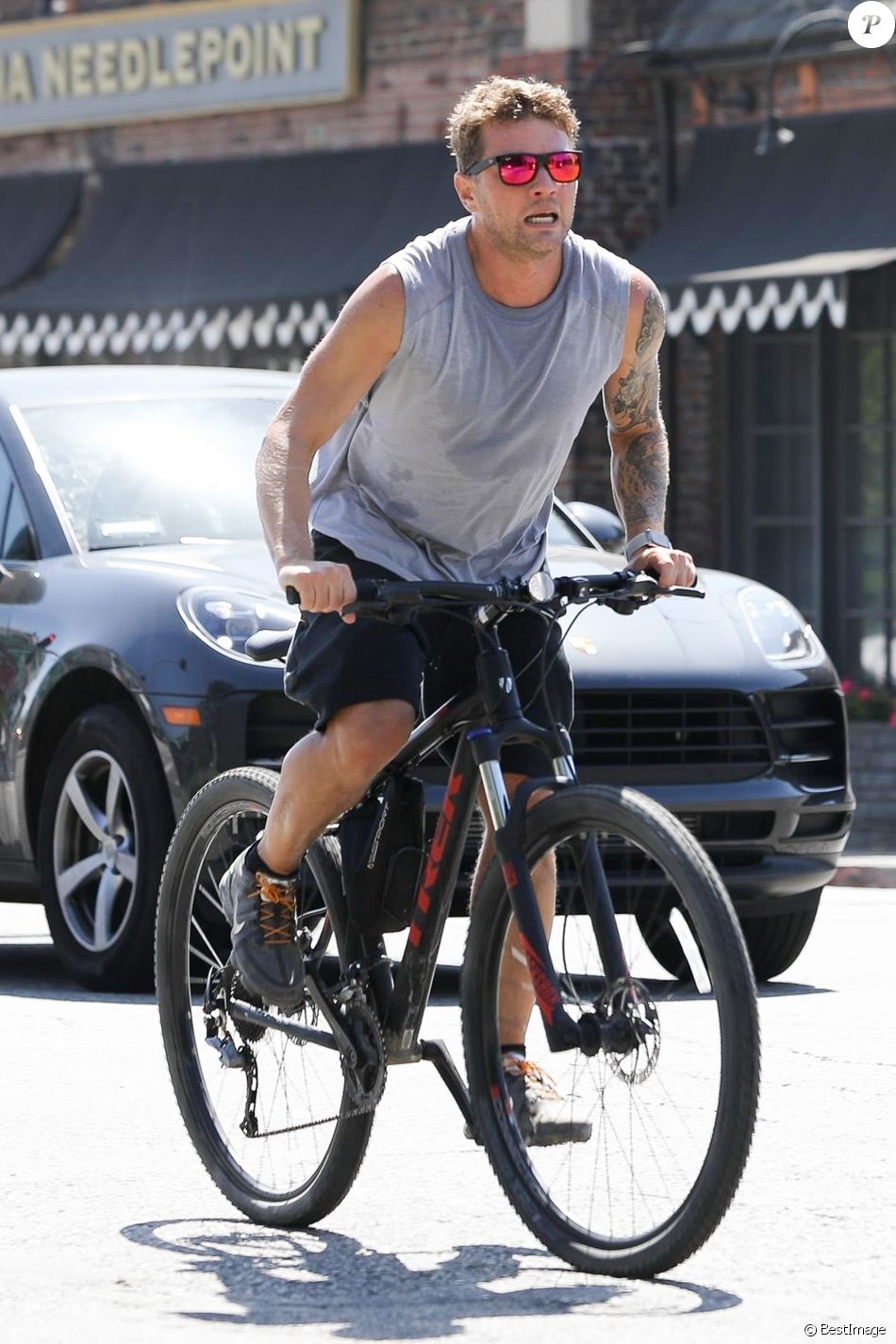 Exclusif - Ryan Phillippe et son fils Deacon Reese Philippe font du vélo à Los Angeles Le 21 septembre 2019 Merci de flouter le visage des enfants avant publication  Brentwood, CA - EXCLUSIVE - Ryan Phillippe and his son Deacon Reese Phillippe go for a bike ride together. The two seem to be having tons of fun while racing around on their bikes in Brentwood. Deacon appeared to be struggling to keep his father&#039;s pace.21/09/2019 - Los Angeles
