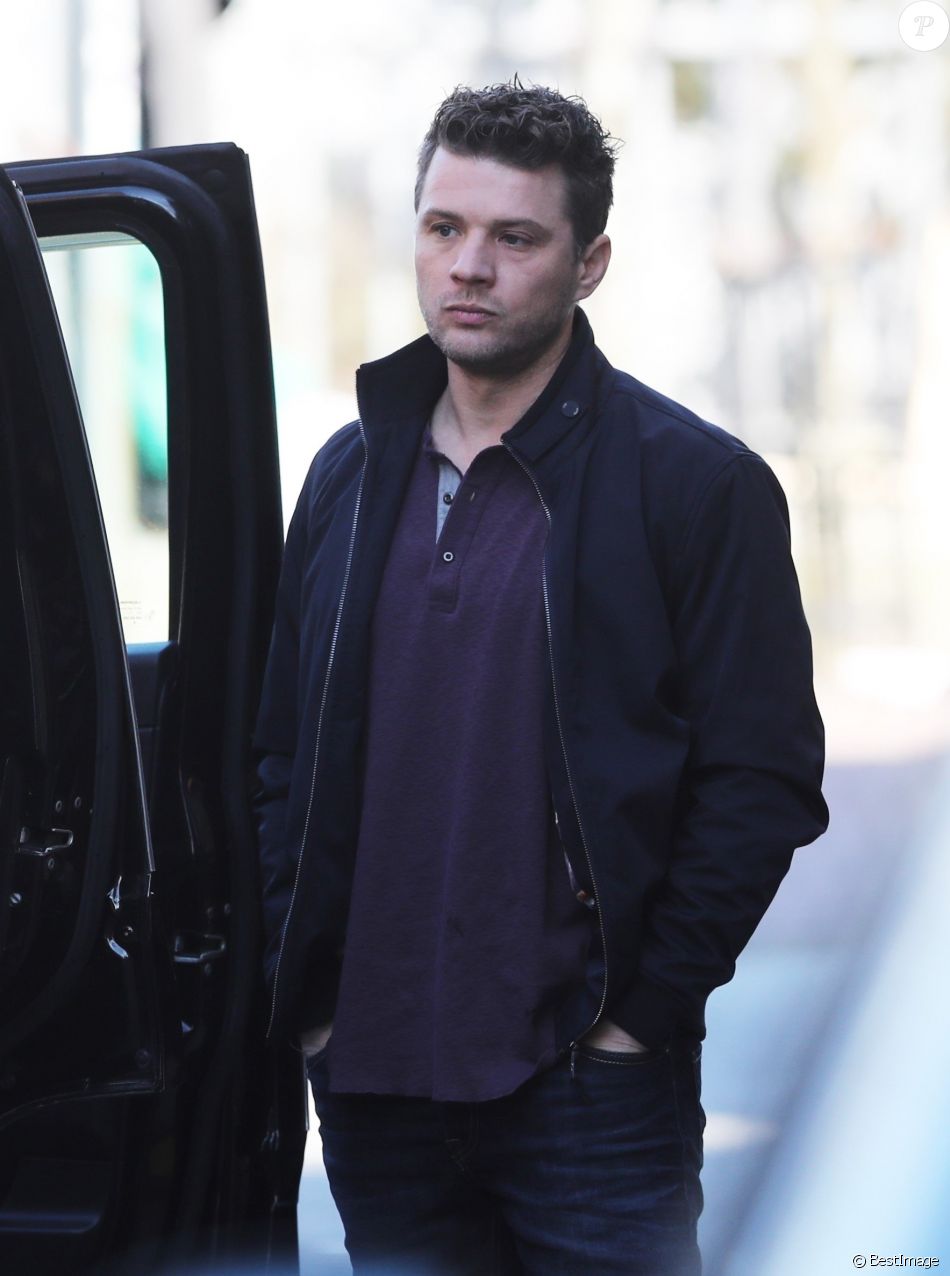 Ryan Phillippe sur le tournage de Alive (II) dans les rues de Vancouver au Canada, le 1er avril 2019  Ryan Phillippe is on set to shoot a stunt scene, he jumps out of the SUV and races after a criminal, while filming scenes for Alive (II) in Vancouver. 1st april 201901/04/2019 - Vancouver