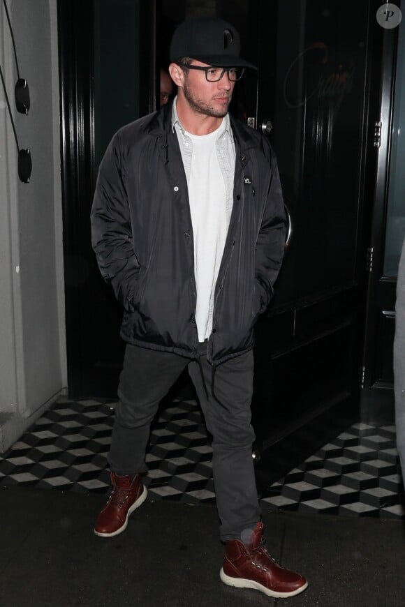 Ryan Phillippe quitte le restaurant Craig à West Hollywood le 22 mars 2018.  West Hollywood, CA - Ryan Phillippe keeps it casual for dinner on a rainy night. The actor dines with a friend at Craig's ahead of the weekend.22/03/2018 - West Hollywood