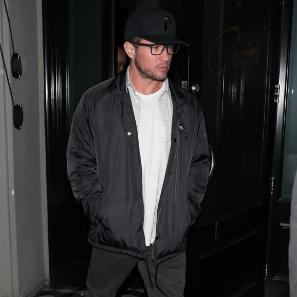 Ryan Phillippe quitte le restaurant Craig à West Hollywood le 22 mars 2018.  West Hollywood, CA - Ryan Phillippe keeps it casual for dinner on a rainy night. The actor dines with a friend at Craig's ahead of the weekend.22/03/2018 - West Hollywood