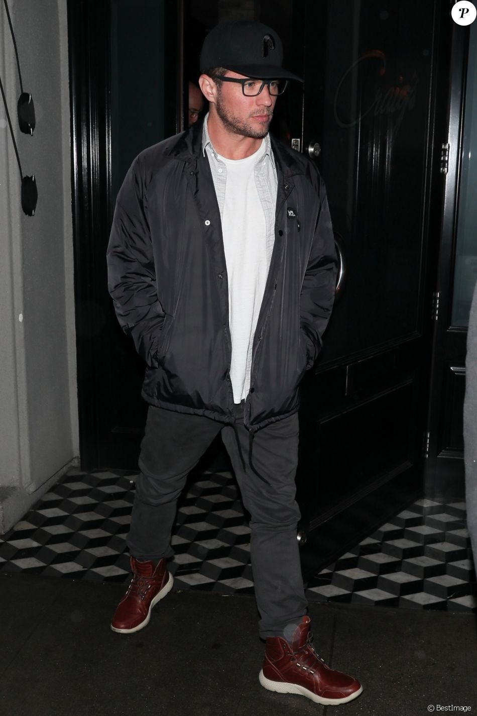 Ryan Phillippe quitte le restaurant Craig à West Hollywood le 22 mars 2018.  West Hollywood, CA - Ryan Phillippe keeps it casual for dinner on a rainy night. The actor dines with a friend at Craig&#039;s ahead of the weekend.22/03/2018 - West Hollywood